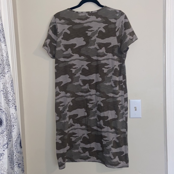 Woman’s v neck tee shirt dress - Picture 4 of 4